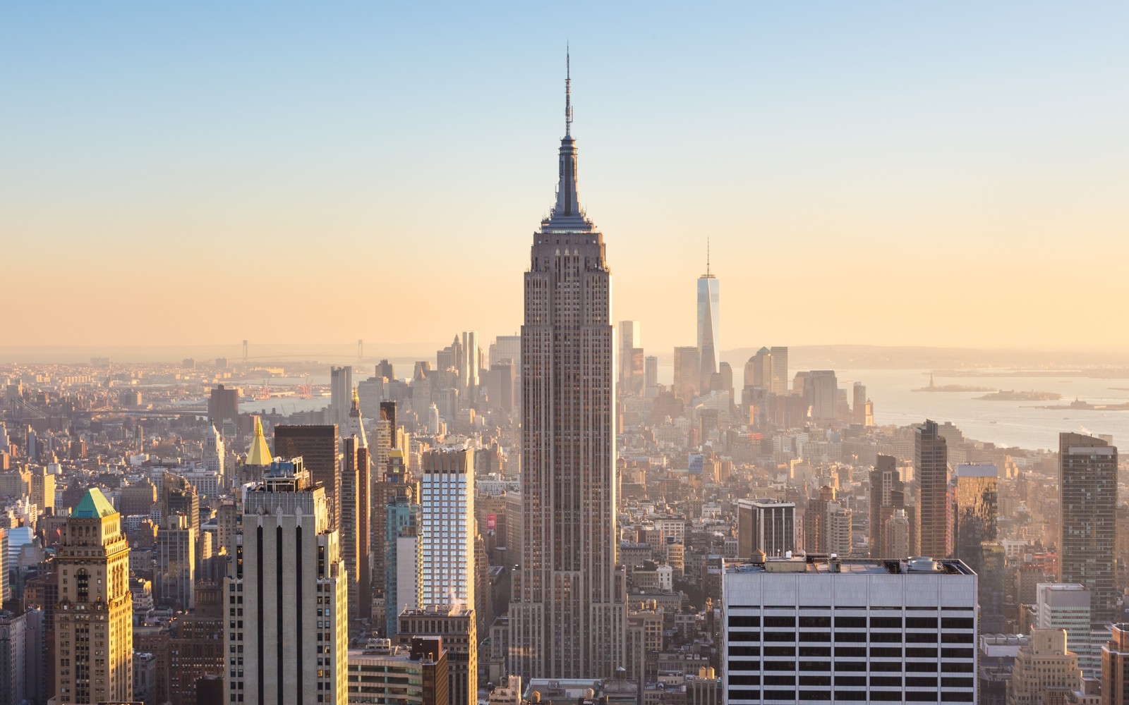 Una vista aérea del empire state building y el horizonte de la ciudad (empire state building, ciudad, paisaje urbano, rascacielos, área urbana)