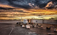 Boeing 767 sur la piste pendant un coucher de soleil dramatique à l'aéroport.