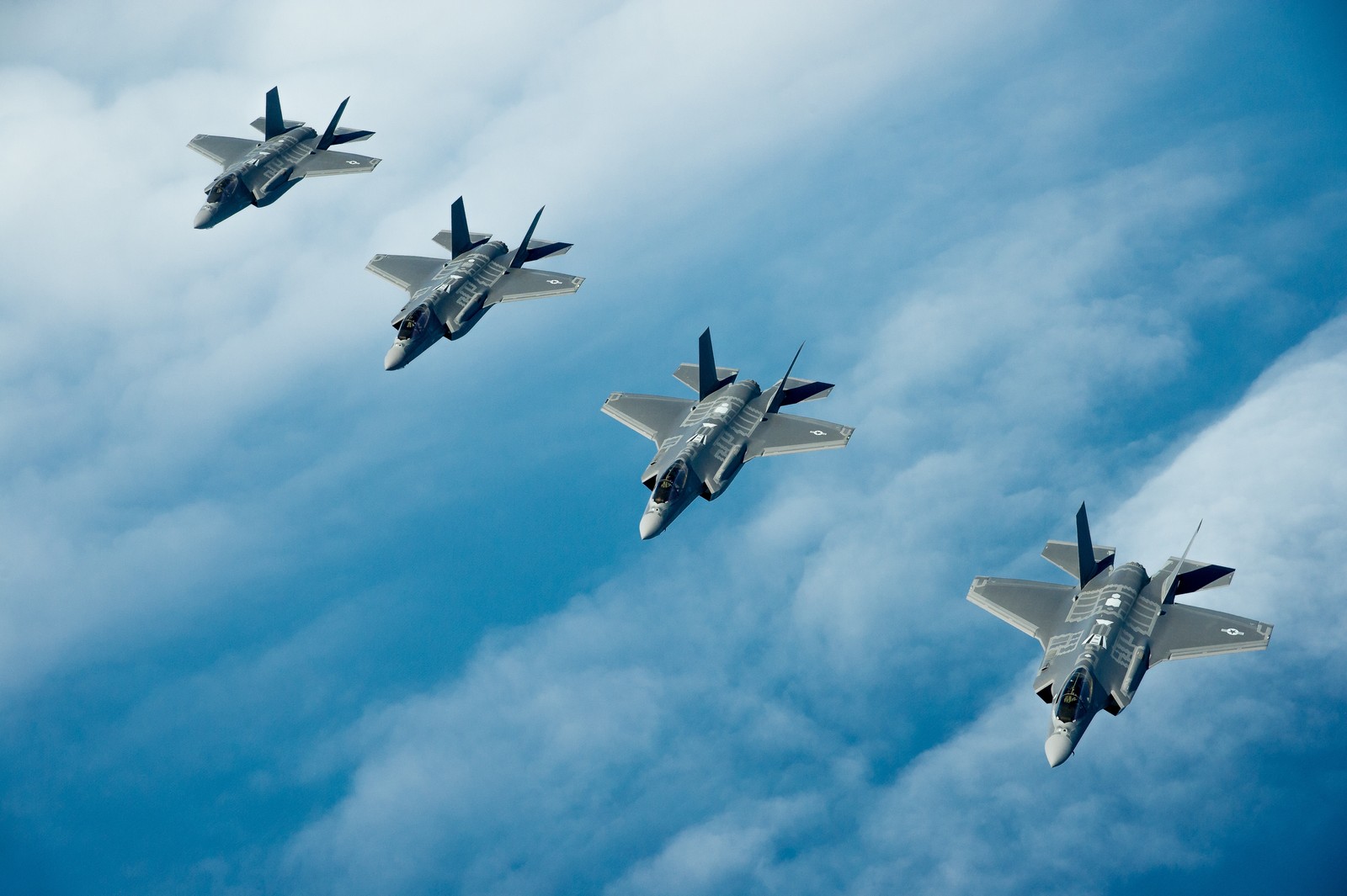 Trois chasseurs volant en formation dans un ciel bleu avec des nuages (force aérienne, avion, aéronef, avion de chasse, avion militaire)