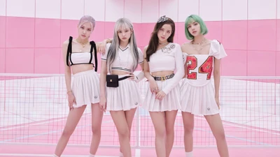 BLACKPINK em trajes brancos elegantes contra um fundo rosa