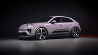 2024 Porsche Macan 4: SUV elétrico elegante em fundo escuro