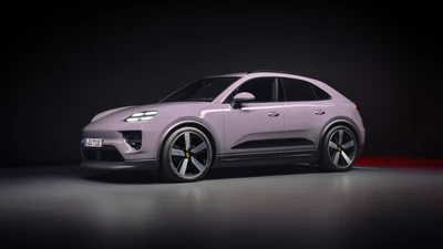 2024 Porsche Macan 4: Elegante SUV eléctrica sobre fondo oscuro