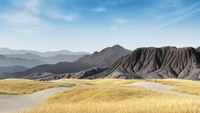 Paysage montagneux à couper le souffle avec des plaines herbeuses dorées