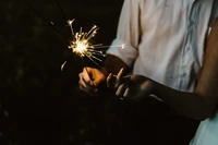 Celebrando o Ano Novo com fogos de artifício na noite