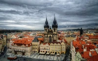 Des flèches médiévales s'élèvent au-dessus de la place historique de Prague