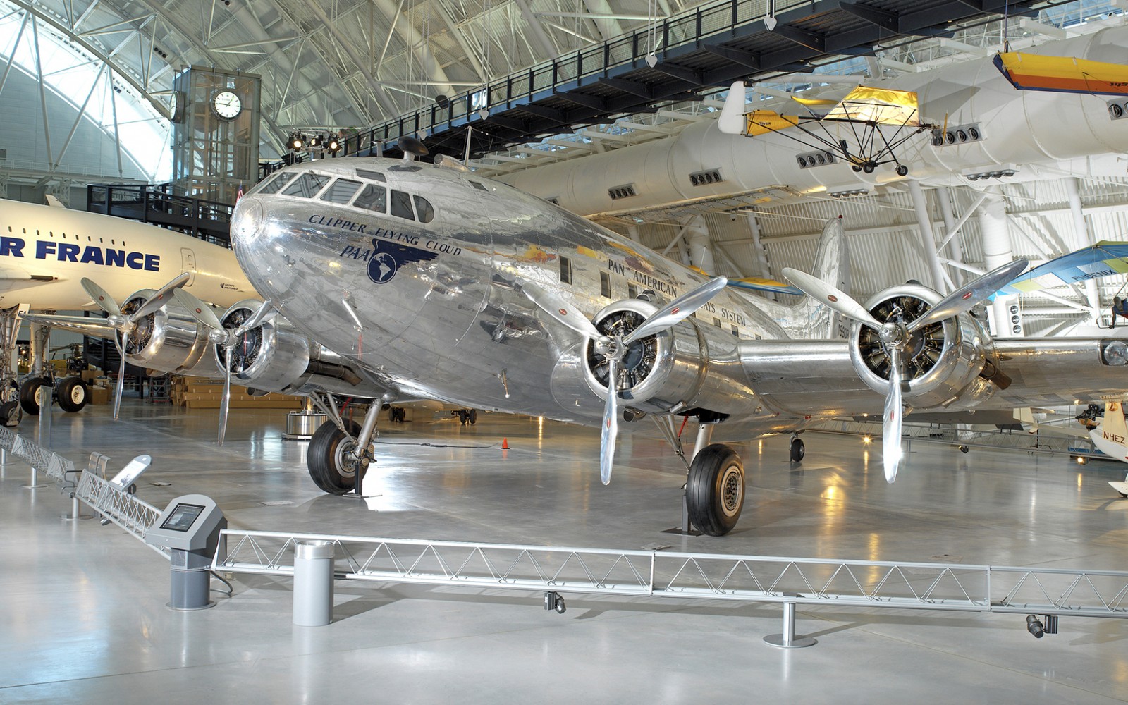 Flugzeuge in einer halle mit einem ausgestellten flugzeug (luft und raumfahrttechnik, luftfahrt, hangar, passagierflugzeug, schmalrumpfflugzeug)