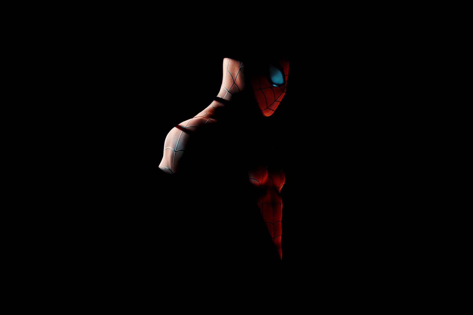 Spider-man dans le noir avec un visage rouge et bleu (spider man, super héros, amoled, super héros marvel, marvel superheroes)