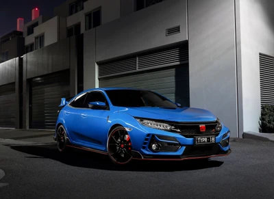 Honda Civic Type R 2021 em azul marcante contra um fundo urbano escuro