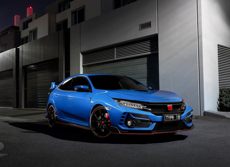 Синий honda civic type r припаркован перед зданием (honda civic type r, 2021, 5k, тёмный фон, черный темный)