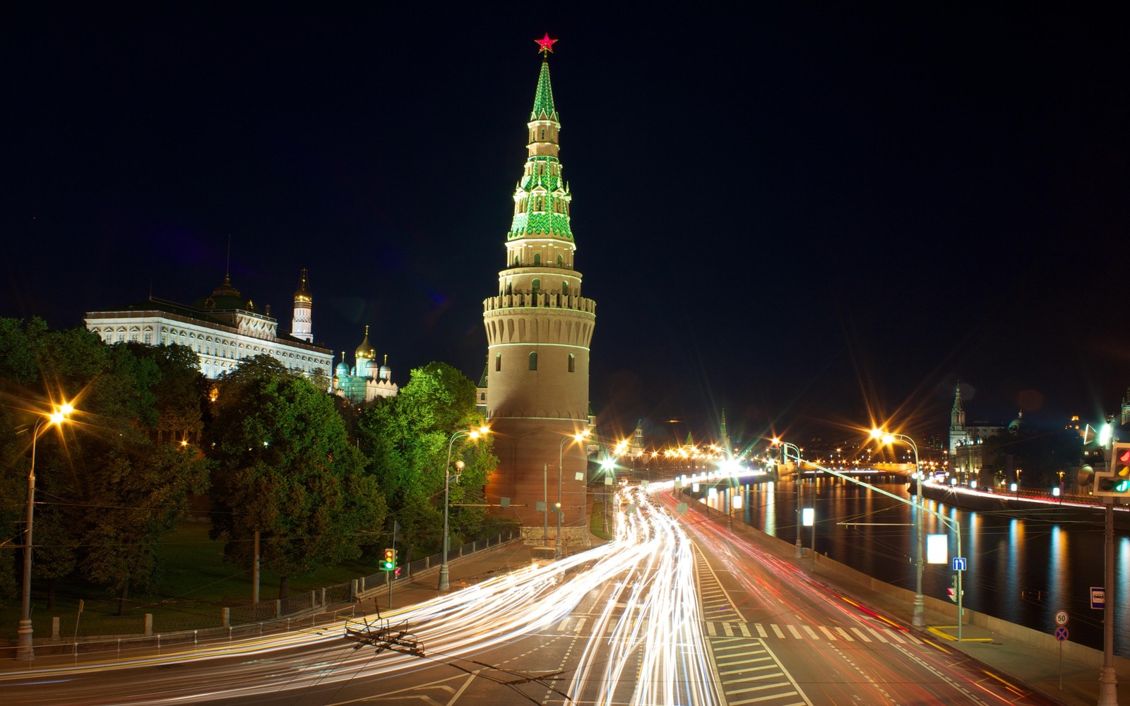 Nächtliche ansicht einer stadtstraße mit einem uhrturm und einer brücke (wahrzeichen, nacht, turm, stadt, stadtgebiet)