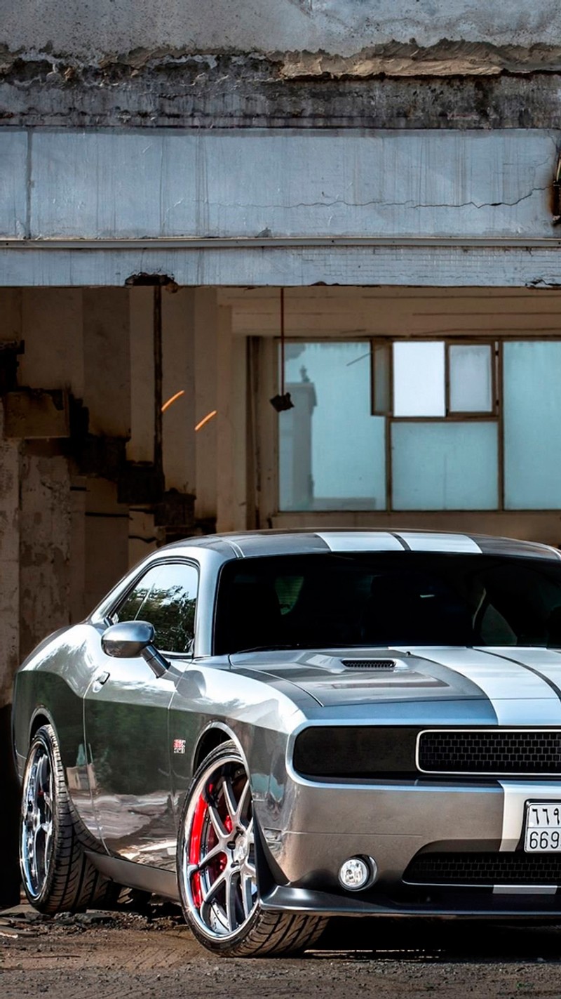 Арабский dodge charger, припаркованный перед гаражем (машина, додж челленджер, dodge challenger, hd, мускулистые автомобили)