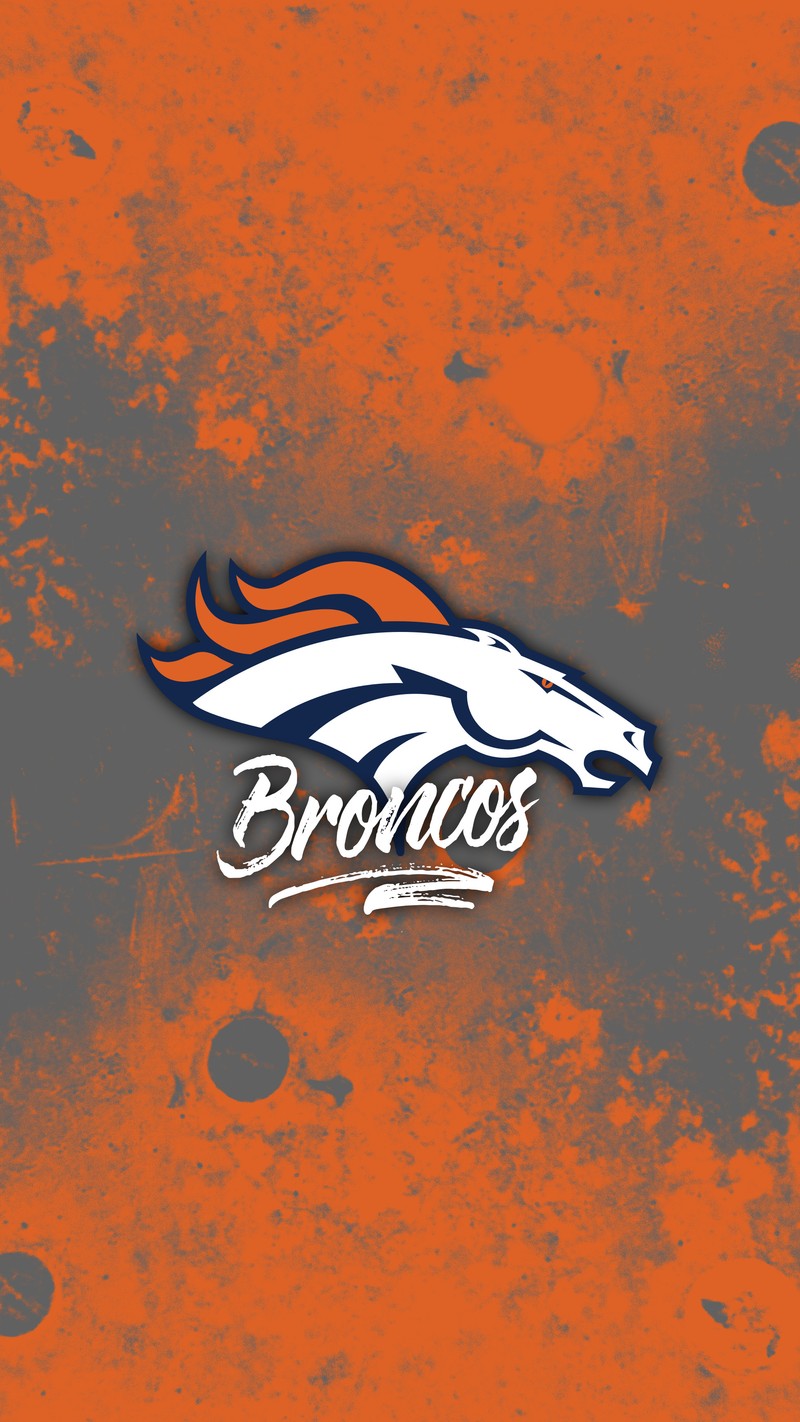 Крупный план логотипа denver broncos на красном фоне (броункос, broncos, денвер, denver, футбол)