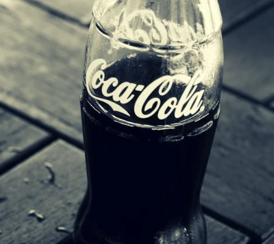 Bouteille de Coca-Cola vintage sur une table en bois