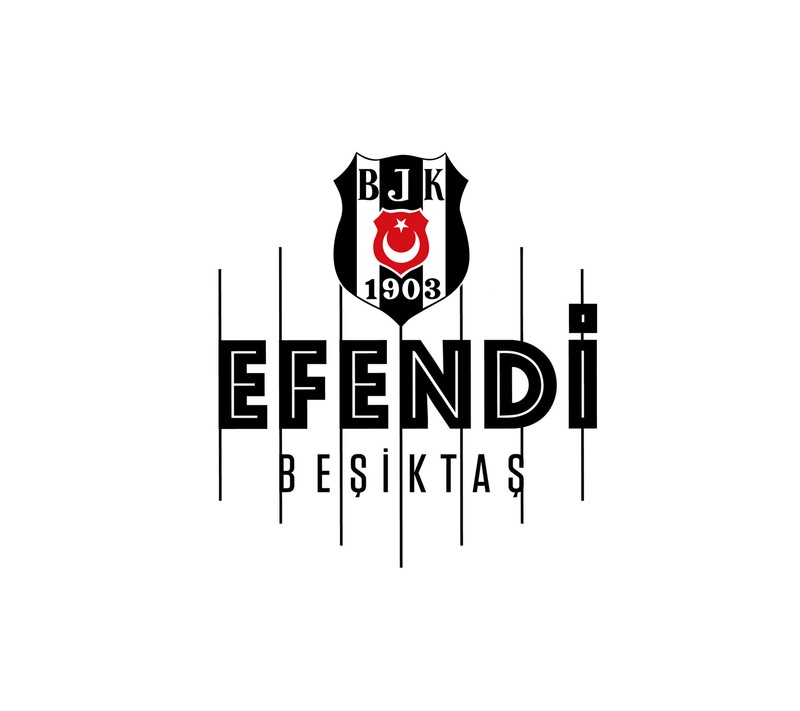 Близкий план футбольного мяча на поле с логотипом (бешикташ, besiktas, bjk, черный орел, орел)