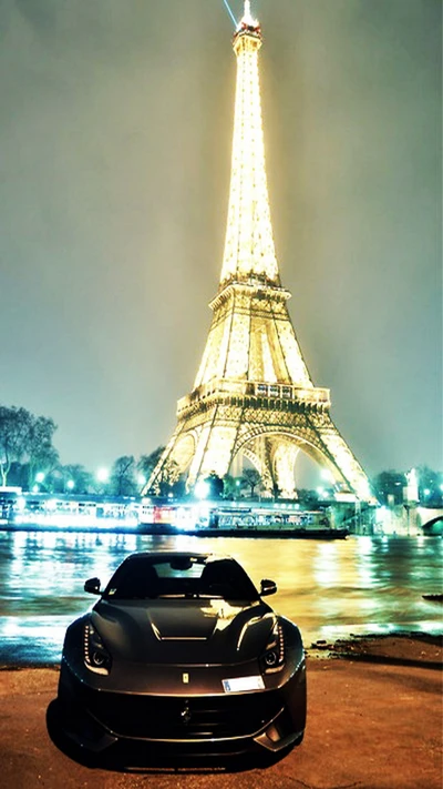 Ferrari F12 contra a Torre Eiffel iluminada em Paris à noite