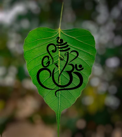 Ganesh-Symbol auf einem Blatt: Natur und Göttlichkeit vereinen sich