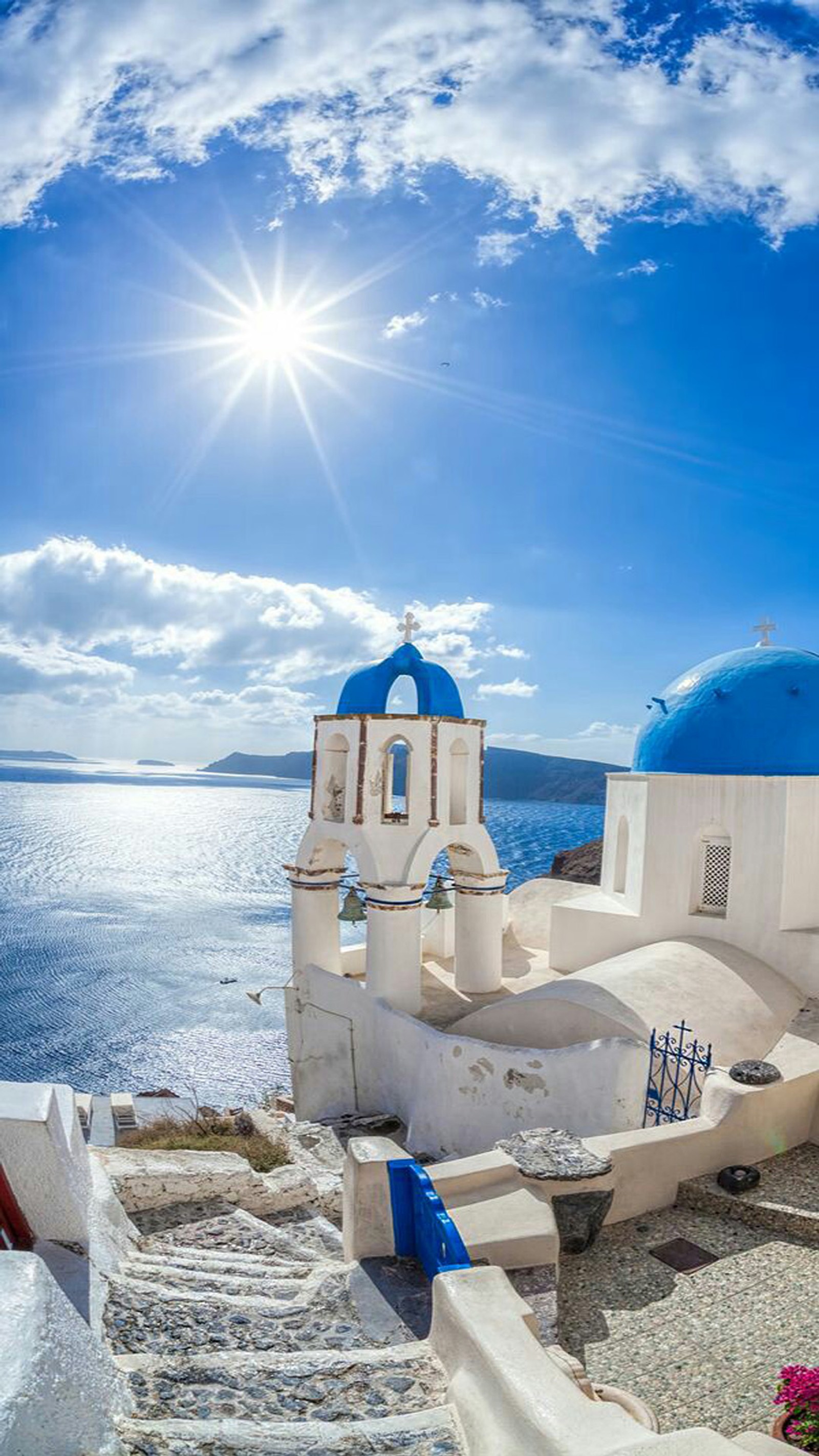 Uma vista de uma igreja com cúpula azul e telhado azul com escadas (igreja, nuvens, grécia, natureza, mar)