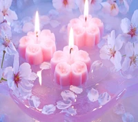 Velas rosa delicadas cercadas por flores e luz suave