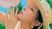 Kang Seulgi do Red Velvet, exibindo elegância e charme em um vibrante cenário de verão.