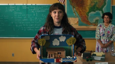 Elf präsentiert ihr Schulprojekt in "Stranger Things" Staffel 4