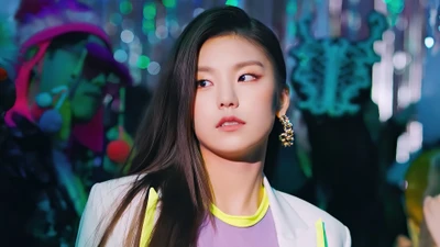 Yeji do ITZY exala confiança em uma cena vibrante do videoclipe "Wannabe", mostrando sua presença marcante e estilo único.