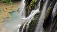 Cascada serena que cae en una piscina tranquila