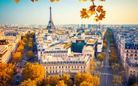 Herbstansicht von Paris mit dem Eiffelturm und lebhaftem Stadtbild