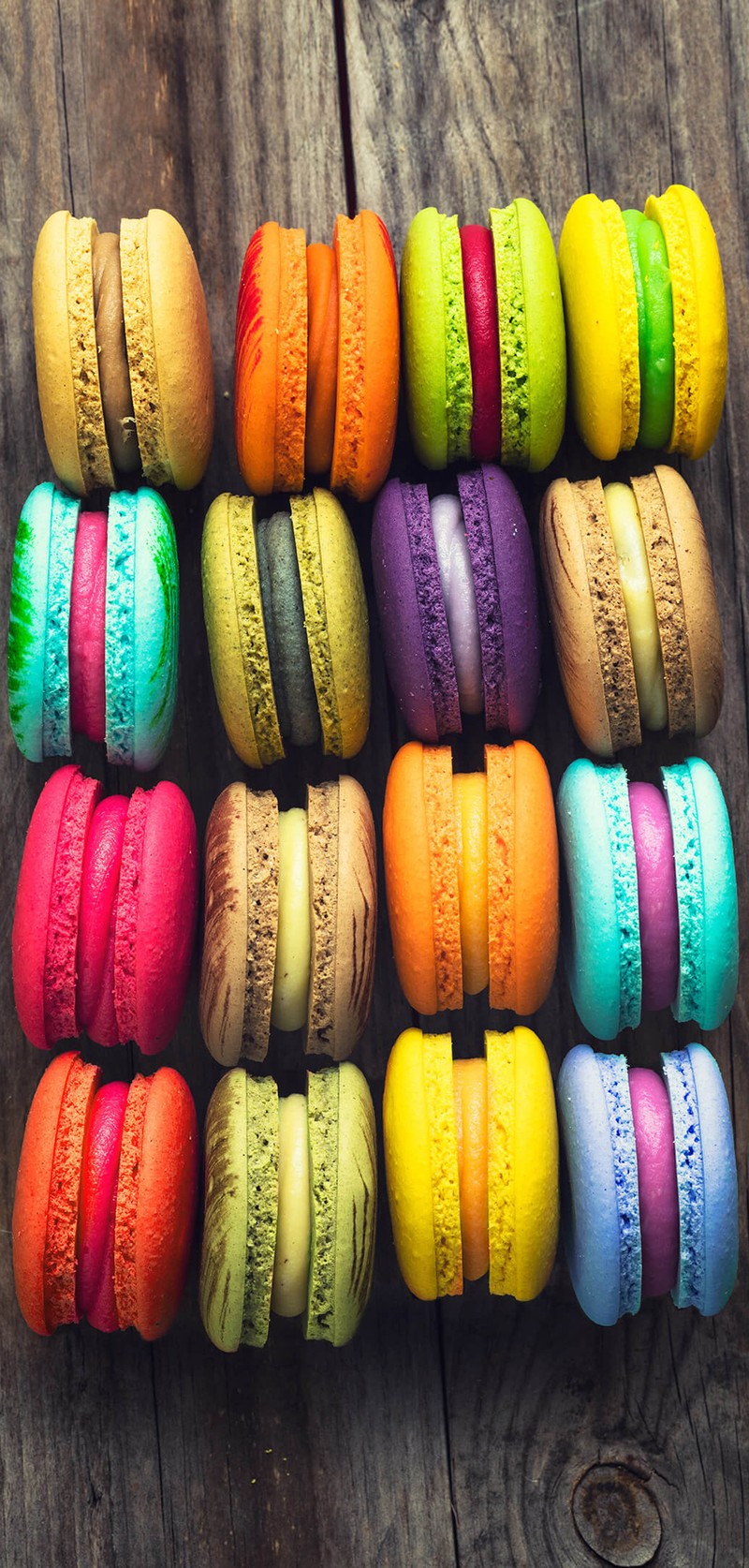 Крупный план кучи макаронов на деревянном столе. (макарон, macaron, окрашенный, спортивное оборудование, свет)