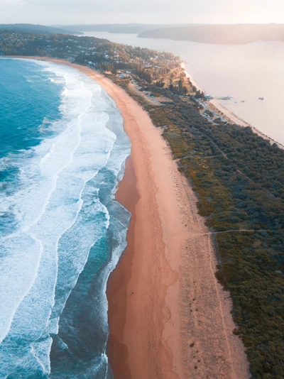 Impresionante vista aérea de un sereno promontorio costero y línea de costa