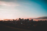 Paisaje urbano al atardecer: Un horizonte abrazado por el crepúsculo