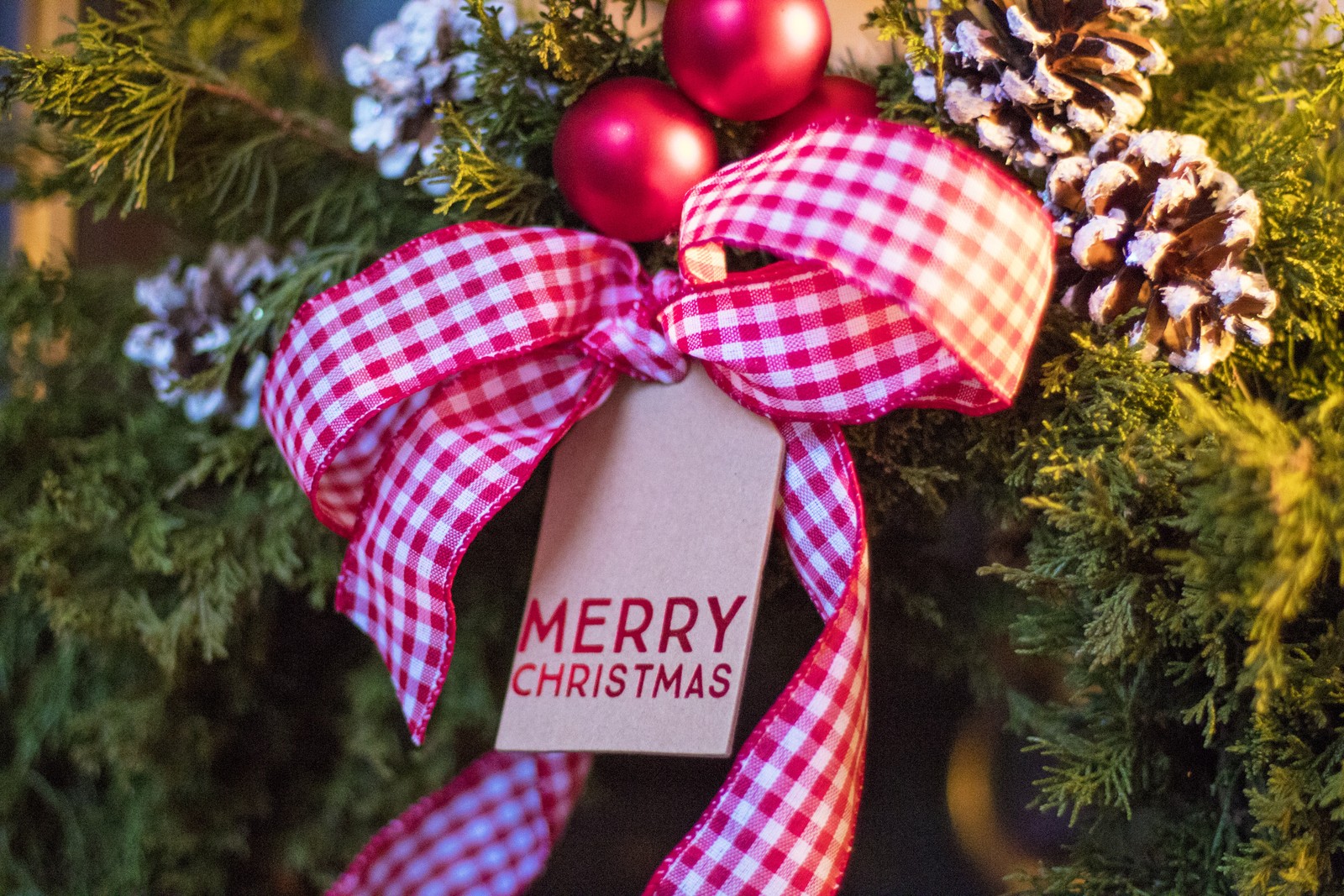 Une couronne de noël avec une étiquette attachée (noël, nouvel an, décoration de noël, ornement de noël, arbre)