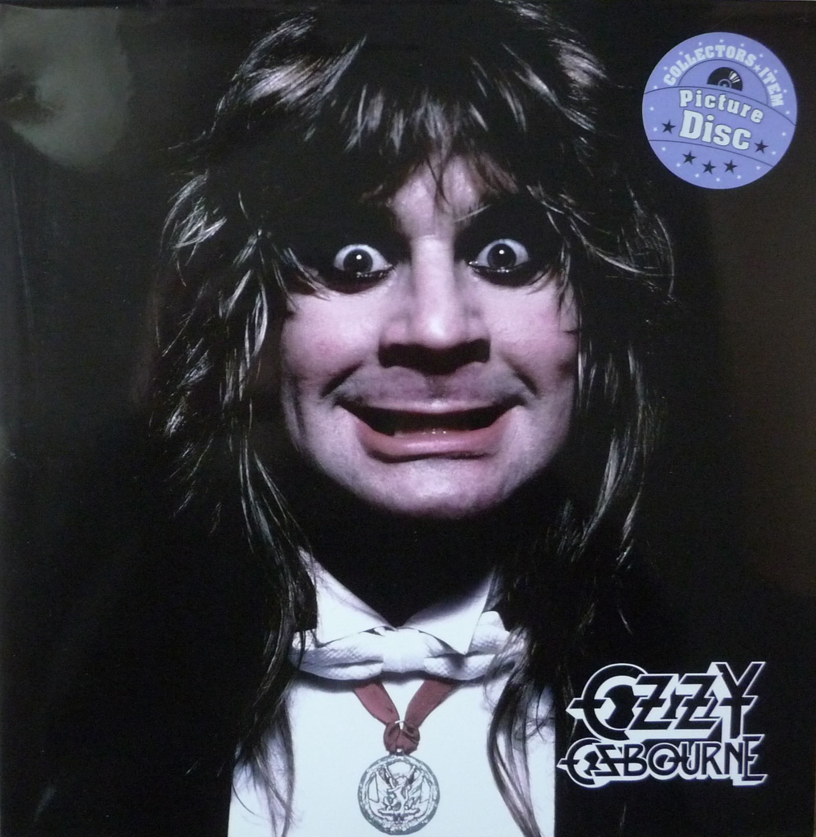 Eine nahaufnahme einer person mit einem falschen gesicht auf dem cover eines magazins (ozzy osbourne, black sabbath, lächeln, musik, musiker)