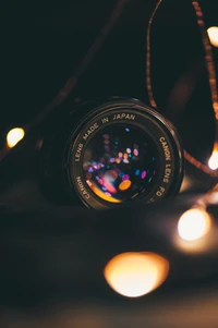 Canon-Objektiv mit Bokeh-Effekt, umgeben von sanften Lichtern