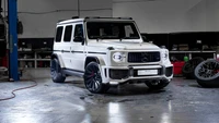 Elegancia automotriz urbana: elegante Mercedes AMG G 63 blanco