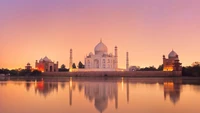 Taj Mahal ao amanhecer: Uma reflexão serena nas águas de Agra