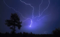 Ciel nocturne dramatique illuminé par des éclairs pendant un orage