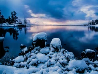 Serene Winterreflexionen auf einem schneebedeckten Fluss in Schweden