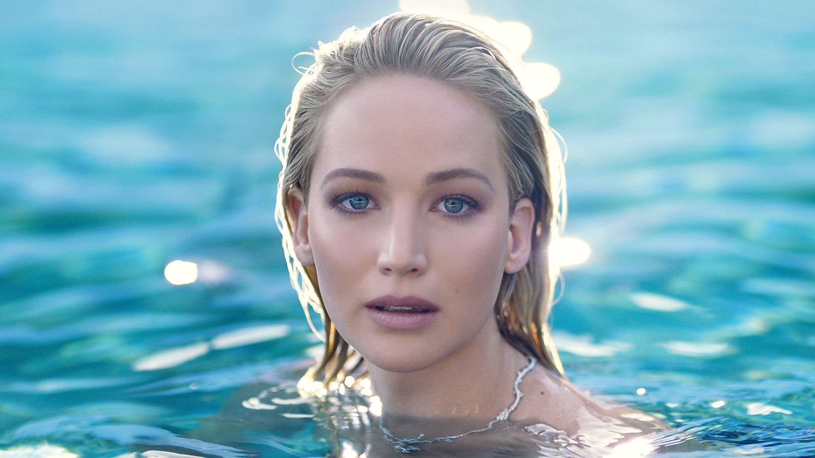 Женщина в бассейне с ожерельем на шее (дженнифер лоуренс, jennifer lawrence, знаменитость, актриса, блондинка)