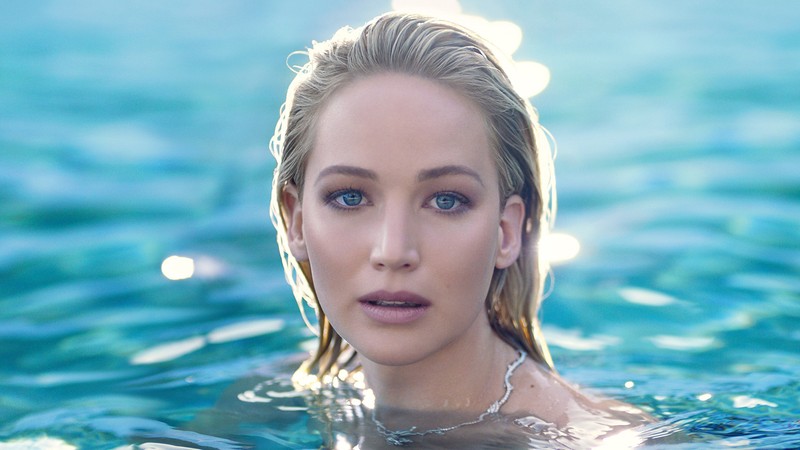 Женщина в бассейне с ожерельем на шее (дженнифер лоуренс, jennifer lawrence, знаменитость, актриса, блондинка)