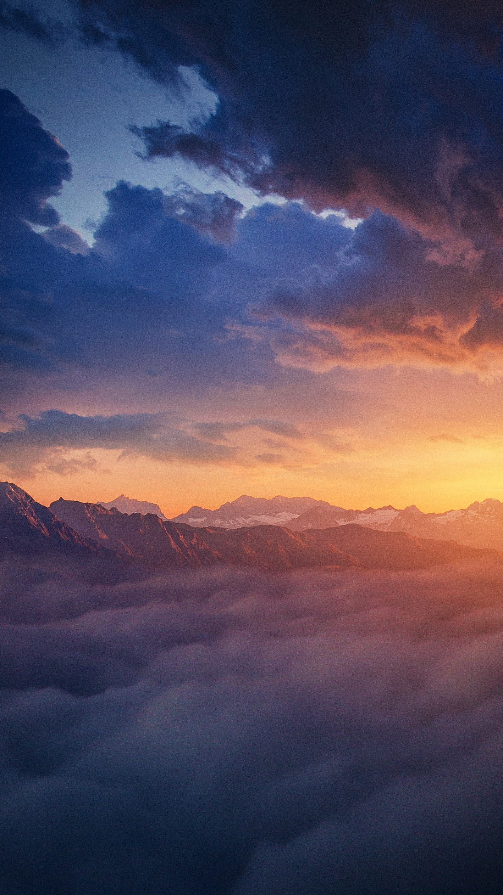 Vue panoramique d'une chaîne de montagnes avec un coucher de soleil en arrière-plan (nuage, atmosphère, crépuscule, azur, montagne)