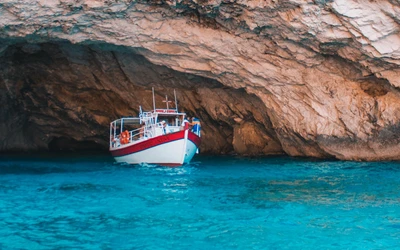 Explorando cavernas costeiras: Uma viagem de barco tranquila