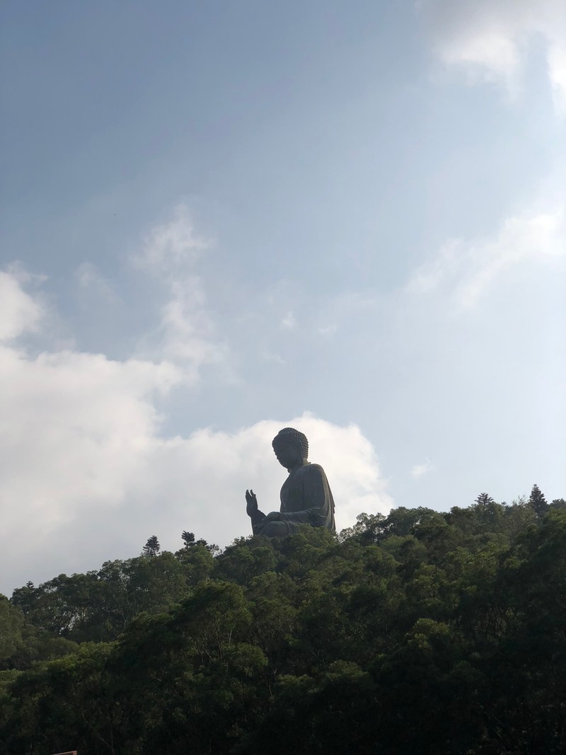 Большая статуя человека сидит на холме (будда тяньтань, tian tan buddha, облако, кучевое облако, назад)