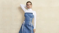 Isabela Merced dans une robe en denim élégante avec une silhouette moderne