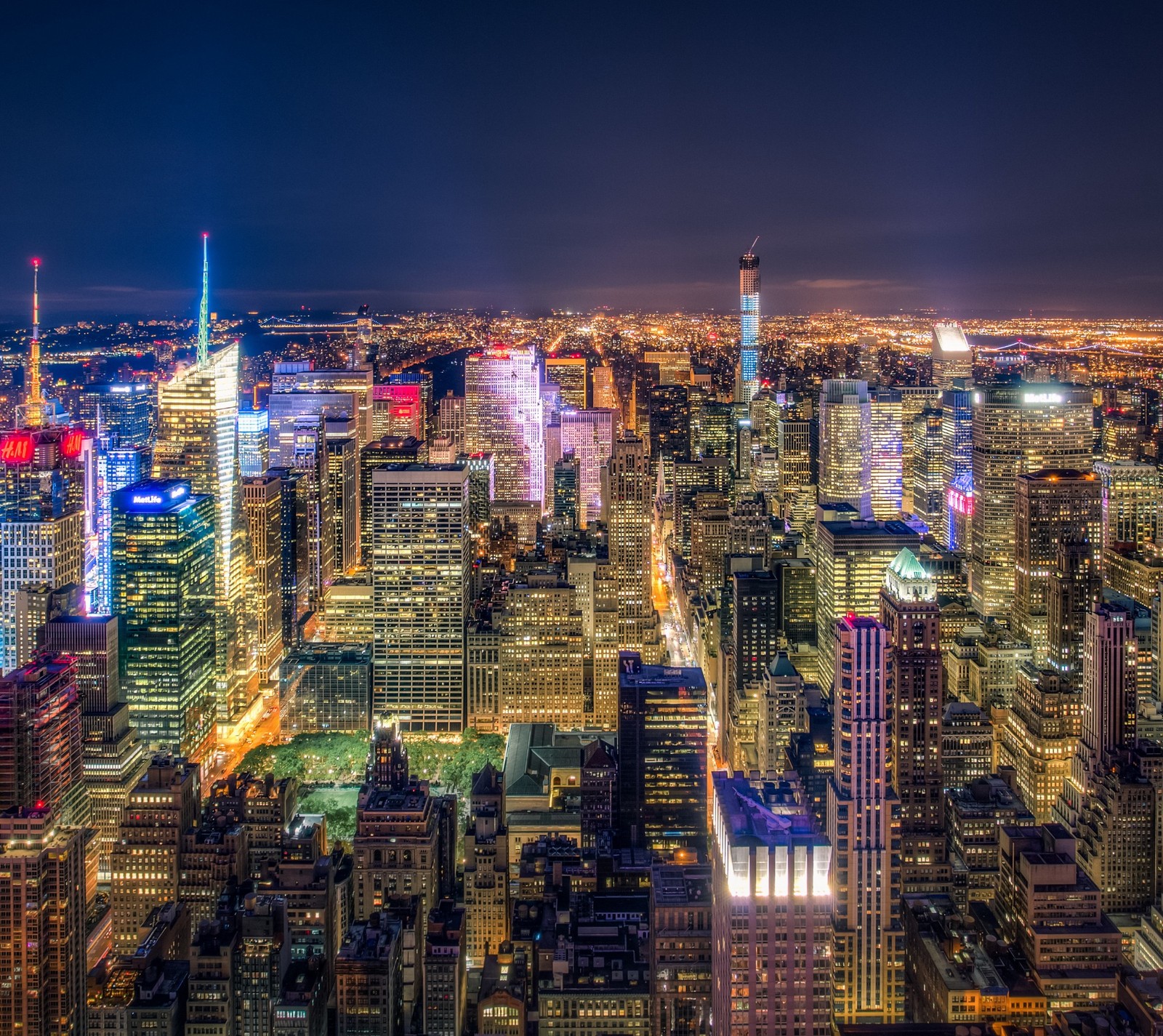 Une vue d'une ville la nuit avec de nombreuses lumières (amérique, villes, lumières, new york, nuit)