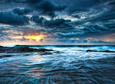 Impresionante paisaje marino al anochecer con nubes dramáticas y olas del océano