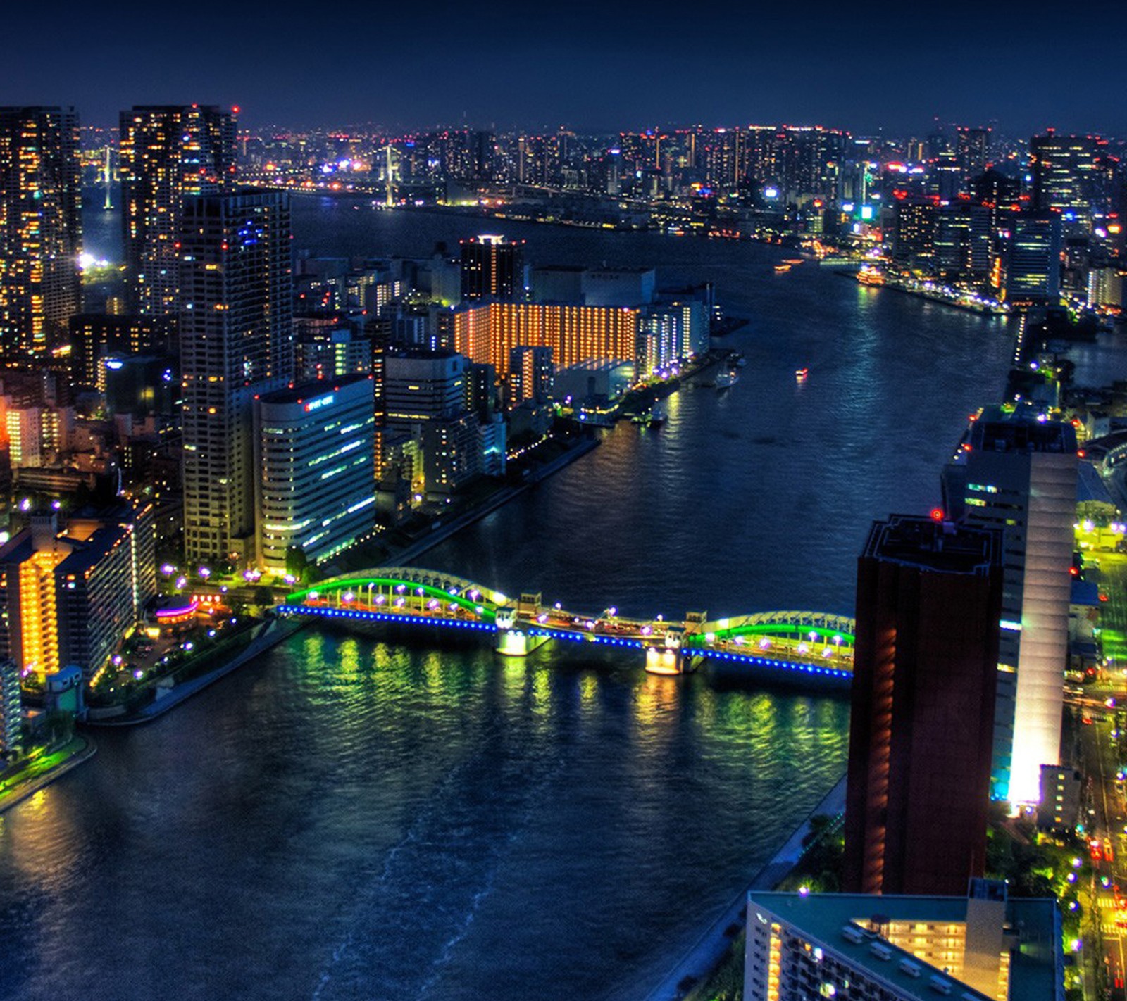 Vista arafed de uma cidade à noite com uma ponte e um rio (bonito, noite, tiro)