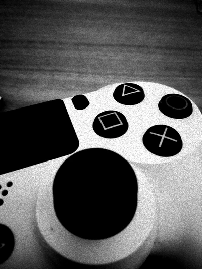 Manette de jeu stylisée avec des boutons iconiques