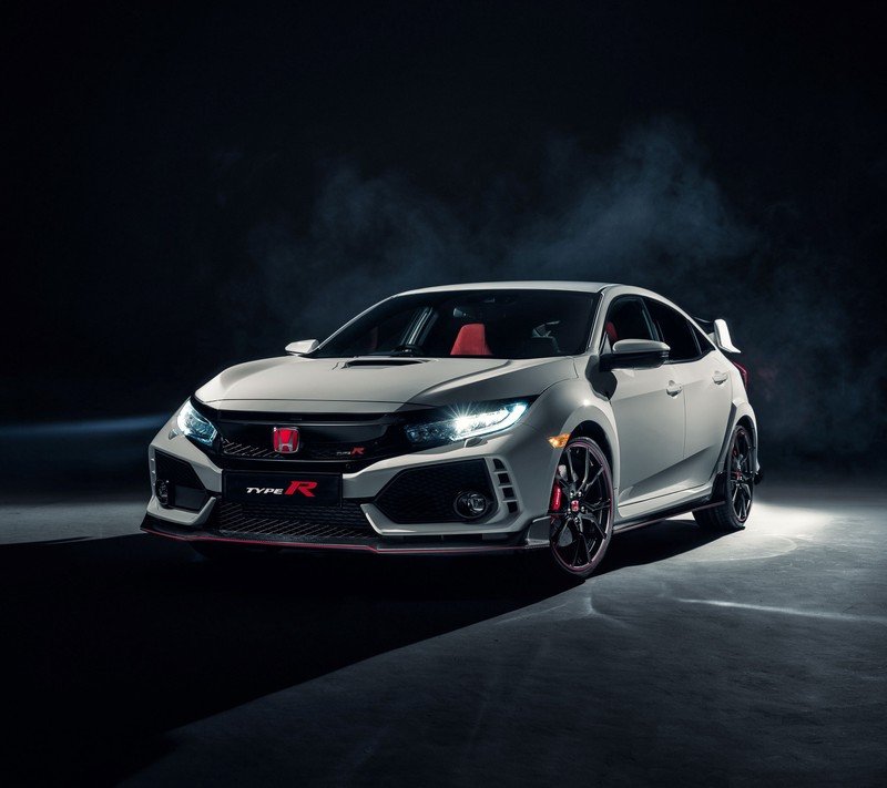 Близкий план белого honda civic type r в темной комнате (сивик, civic, honda, япония, красный)