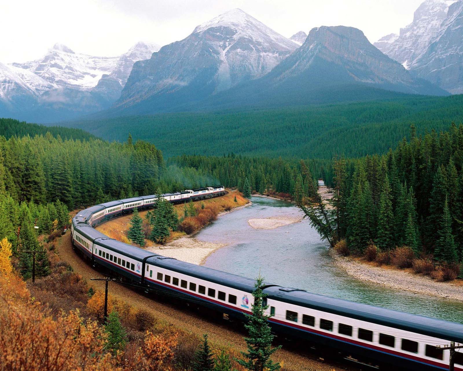 Train arafly sur une voie près d'une rivière et des montagnes (nature, train)