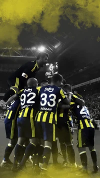 Fenerbahçe celebra una victoria: unidad del equipo en acción